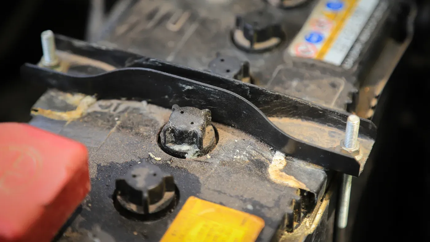 Närbild på batteripoler och laddklämmor