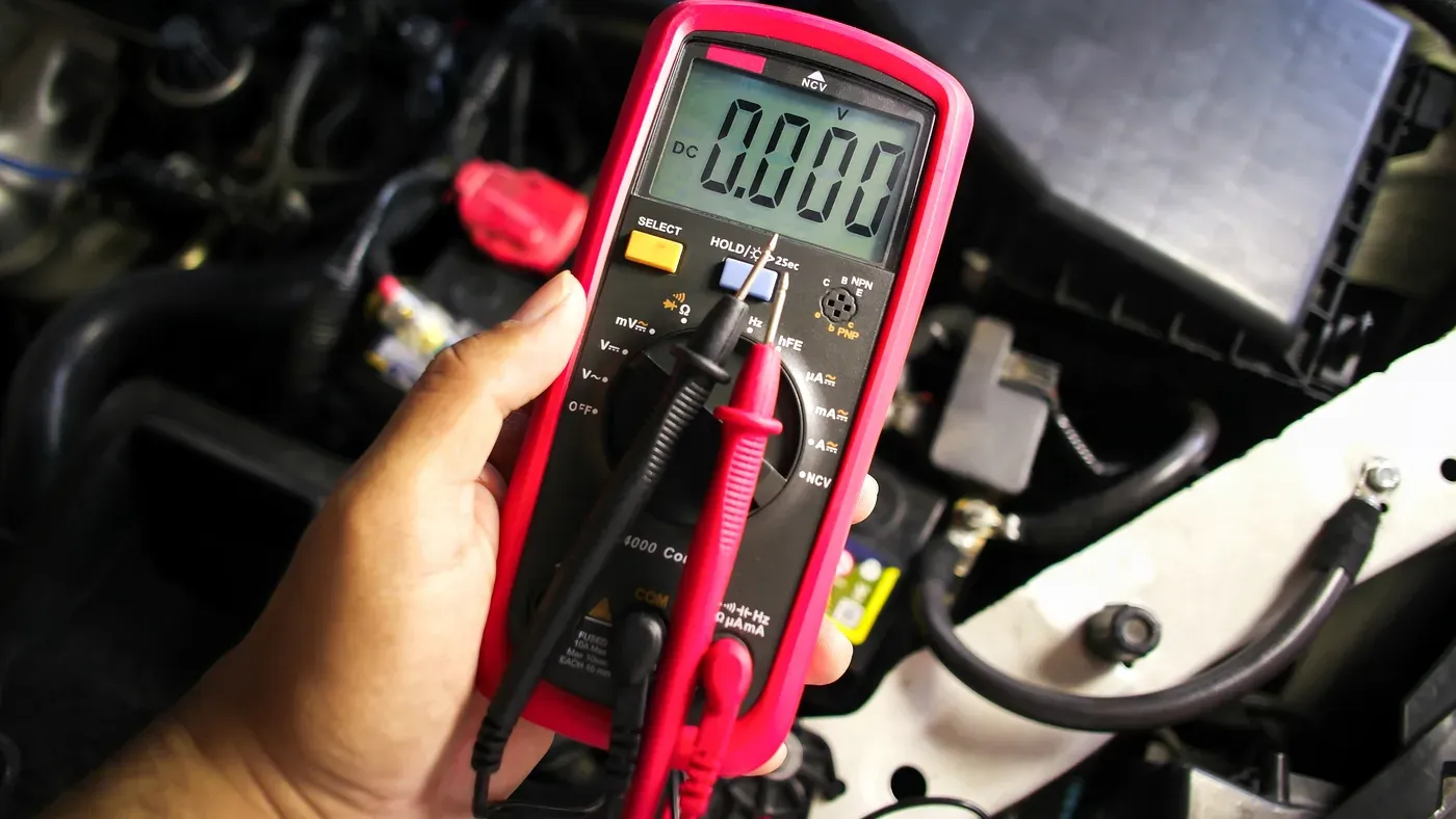 Batteripoler ansluts vid batteribyte