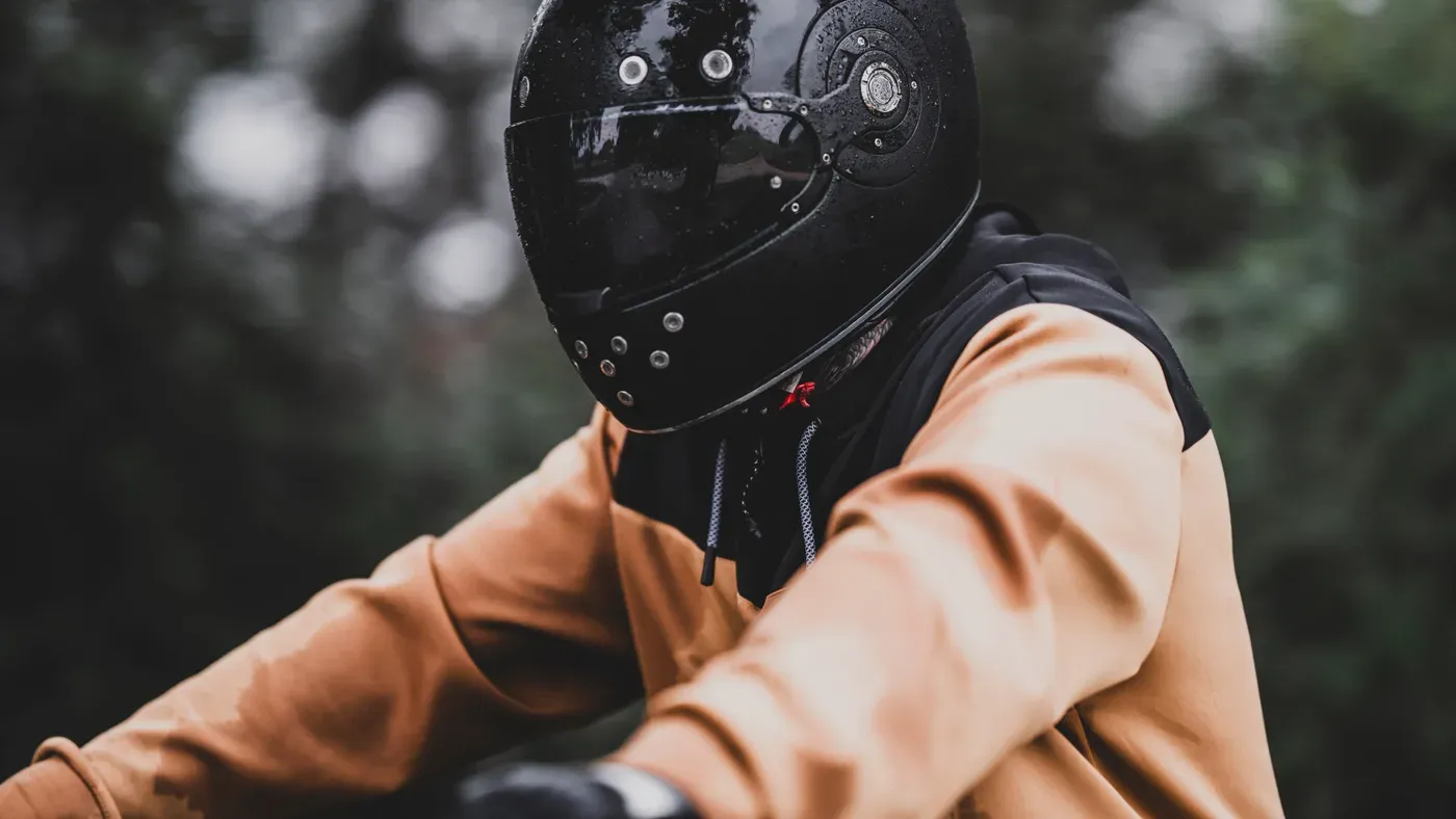 MC-hjälm och skivlås placerade på en motorcykels sadel